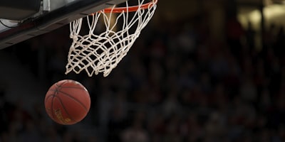 美国职业篮球联赛NBA标志，红白蓝三色篮球运动员剪影